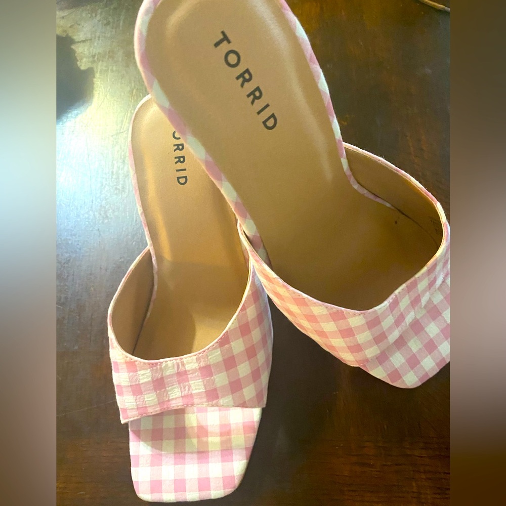 Plus Size - Square Toe Mule pink and white 
(WW)
FIT Extra wide width 9.5 size